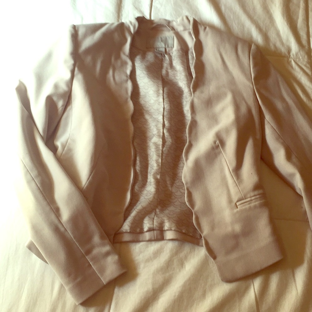 Beige scalloped trimmed H&M cropped blazer